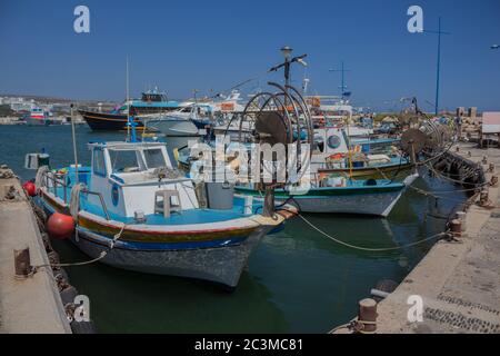24 juin 2015 - Ayia Napa, Chypre : bateaux de pêche dans le port d'Ayia Napa Banque D'Images