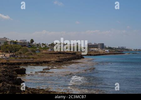 Protaras, Chypre - 29 juin 2015 : vue du remblai de Protaras Banque D'Images