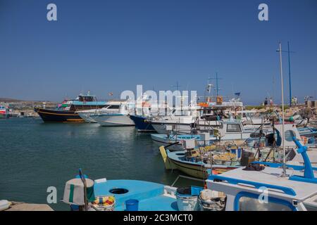 24 juin 2015 - Ayia Napa, Chypre : bateaux de pêche dans le port d'Ayia Napa Banque D'Images