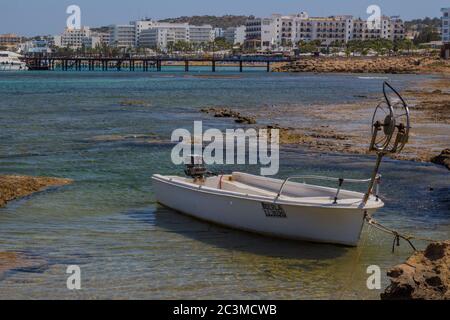 Protaras, Chypre - 29 juin 2015 : bateau de pêche en mer Méditerranée près de Protaras Banque D'Images