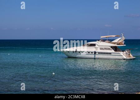 Protaras, Chypre - 29 juin 2015 : yacht en mer Méditerranée près du village de Protaras. Banque D'Images