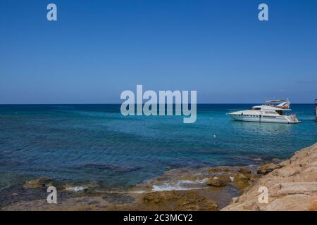 Protaras, Chypre - 29 juin 2015 : yacht en mer Méditerranée près du village de Protaras. Banque D'Images