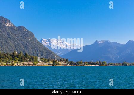 Vue imprenable sur le lac de Genève, avec les sommets du midi des Alpes suisses en arrière-plan, Montreux, canton de Vaud, Suisse Banque D'Images