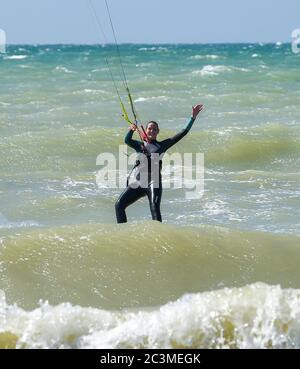 Brighton UK 21 juin 2020 - Kite Surfers Profitez de la brise parfaite et des conditions météorologiques ensoleillées à Goring by Sea près de Worthing aujourd'hui que les restrictions de verrouillage sont progressivement assouplies en Angleterre pendant la crise pandémique du coronavirus COVID-19 . La prévision est pour beaucoup plus chaud temps au cours de la semaine prochaine avec des températures atteignant 30 degrés dans certaines parties du Royaume-Uni : crédit Simon Dack / Alay Live News Banque D'Images