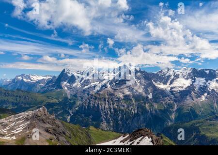 Vue panoramique sur les célèbres sommets : Eiger, Monch et Jungfrau des Alpes suisses sur l'Oberland bernois, au sommet de Schilthorn, canton de Berne, Suisse. Banque D'Images