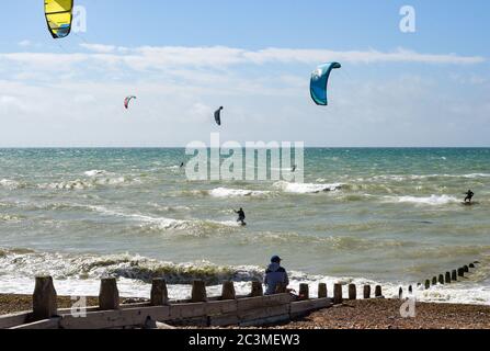 Brighton UK 21 juin 2020 - Kite Surfers Profitez de la brise parfaite et des conditions météorologiques ensoleillées à Goring by Sea près de Worthing aujourd'hui que les restrictions de verrouillage sont progressivement assouplies en Angleterre pendant la crise pandémique du coronavirus COVID-19 . La prévision est pour beaucoup plus chaud temps au cours de la semaine prochaine avec des températures atteignant 30 degrés dans certaines parties du Royaume-Uni : crédit Simon Dack / Alay Live News Banque D'Images