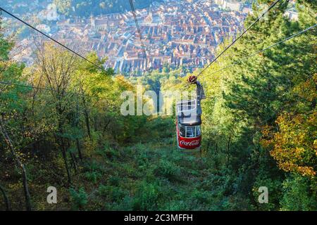 BRASOV, ROUMANIE - 12 octobre 2019 : téléphérique dans le fond du panorama de la vieille ville. Banque D'Images