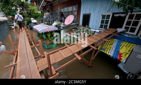 AYUTTAYA, THAÏLANDE - OCTOBRE 5 : pont piétonnier temporaire et entrée à la maison par la fenêtre du deuxième étage pendant la saison de la mousson à Ayuttaya, au Thaïlande Banque D'Images