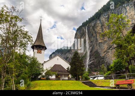 Belle vue sur la cascade de Staubbachfall dans la vallée de Lauterbrunnen avec une petite chapelle en premier plan, canton de Berne, Suisse Banque D'Images