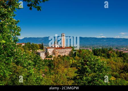 Vue sur le sanctuaire du Mont Berico (église Sainte Marie), au sommet d'une colline qui surplombe Vicenza, et la tour médiévale de Bissara dans le centre-ville Banque D'Images