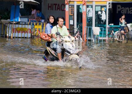 BANGKOK, THAÏLANDE - OCTOBRE 25 : couple qui a traversé l'eau à bord d'un scooter lors des pires inondations de plusieurs décennies à Bangkok, Thaïlande, le 25 octobre 201 Banque D'Images