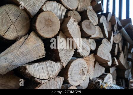 Groupe de bois sec dans la grange. Banque D'Images