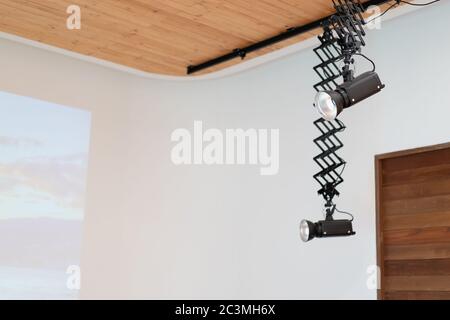 Gros plan sur les projecteurs LED dans la salle de classe du séminaire, sans personne en image. Banque D'Images