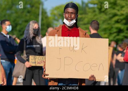 HOORN, PAYS-BAS - JUIN 19 : rassemblement du manifestant devant la statue de Jan Pieterszoon Coen pour le protst contre elle le 19 juin 2020 à Hoorn, pays-Bas Banque D'Images