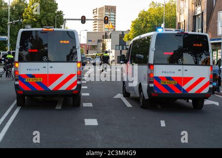 HOORN, PAYS-BAS - JUIN 19 : garde de police dans les environs de la statue de Jan Pieterszoon Coen le 19 juin 2020 à Hoorn, pays-Bas Banque D'Images