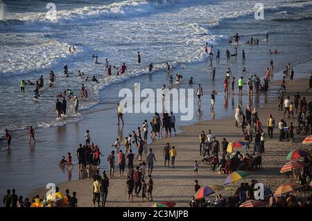 Gaza, Palestine. 19 juin 2020. Les gens apprécient le sable au bord de la mer alors que le gouvernement palestinien relâche les restrictions du coronavirus (COVID-19) dans le centre de la bande de Gaza, en Palestine, le 20 juin 2020. (Photo par Yousef Masoud/INA photo Agency/Sipa USA) crédit: SIPA USA/Alay Live News Banque D'Images