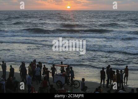 Gaza, Palestine. 19 juin 2020. Les gens apprécient le sable au bord de la mer alors que le gouvernement palestinien relâche les restrictions du coronavirus (COVID-19) dans le centre de la bande de Gaza, en Palestine, le 20 juin 2020. (Photo par Yousef Masoud/INA photo Agency/Sipa USA) crédit: SIPA USA/Alay Live News Banque D'Images