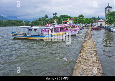Paraty, vue sur la vieille ville avec des bateaux colorés, Brésil, Amérique du Sud Banque D'Images
