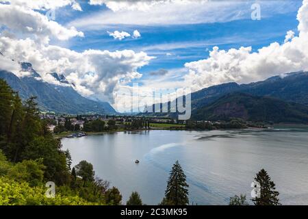 Vue aérienne du lac Walensee et de la petite ville de Walenstadt, par une journée d'été nuageuse, canton de Saint-Gall, Suisse. Banque D'Images