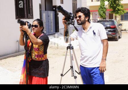 Beawar, Rajasthan, Inde, 21 juin 2020 : amateurs d'astronomie regardant l'éclipse solaire annuelle à travers des caméras, à Beawar. Crédit : Sumit Saraswat/Alay Live News Banque D'Images