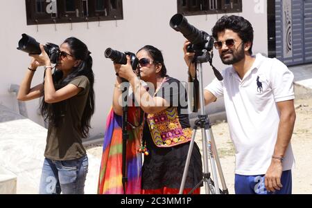 Beawar, Rajasthan, Inde, 21 juin 2020 : amateurs d'astronomie regardant l'éclipse solaire annuelle à travers des caméras, à Beawar. Crédit : Sumit Saraswat/Alay Live News Banque D'Images