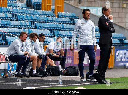 LONDRES, Royaume-Uni, JUIN 20: Phillip Cocu (suit), directeur du comté de Derby, avec son personnel pendant le championnat EFL Sky Bet entre Millwall et Derby C. Banque D'Images