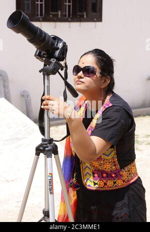 Beawar, Rajasthan, Inde, 21 juin 2020 : une jeune femme regarde l'éclipse solaire annuelle à travers des caméras, à Beawar. Crédit : Sumit Saraswat/Alay Live News Banque D'Images