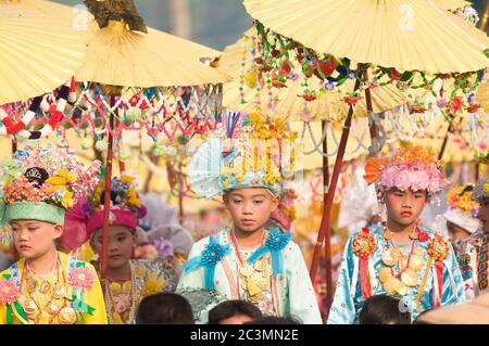 MAE HONG SON - 6 AVRIL : les jeunes garçons participant à la traditionnelle cérémonie de Poy chanta long où les jeunes garçons Shan sont habillés comme des princes et perlés Banque D'Images