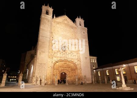 Valladolid, Espagne - 8 décembre 2018 : Iglesia de San Pablo (St. Paul's Couvent église) vue de face la nuit Banque D'Images