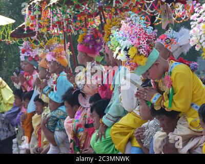 MAE HONG SON - 6 AVRIL : les jeunes garçons participant à la traditionnelle cérémonie de Poy chanta long où les jeunes garçons Shan sont habillés comme des princes et perlés Banque D'Images