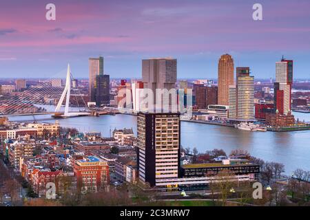 Rotterdam, pays-Bas, vue sur la ville au crépuscule, au-dessus de la rivière Nieuwe Maas.
