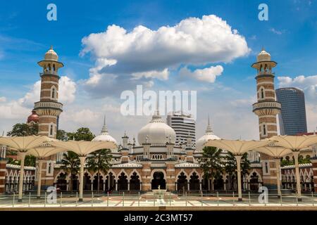 Mosquée Sultan Abdul Samad Jamek (Masjid Jamek) à Kuala Lumpur, Malaisie, le jour d'été Banque D'Images