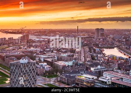 Rotterdam, pays-Bas, paysage urbain vers le quartier de Delfshaven au crépuscule Banque D'Images