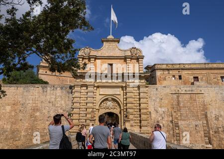 Touristes à la porte Mdina (Maltais: Il-Bieb tal-Imdina) - porte de Vilhena à la ville silencieuse de Mdina à Malte, point de repère de style baroque de 1724. Banque D'Images