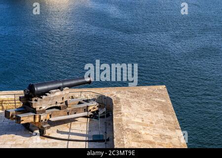 Canon de la batterie de saling à la Valette, Malte, canon d'artillerie face au Grand Port en Méditerranée Banque D'Images