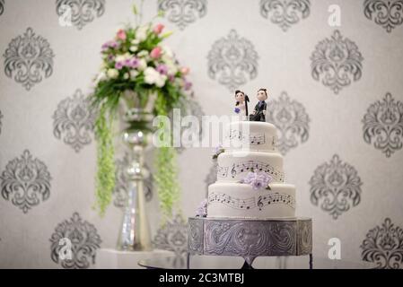 Gateau De Mariage A Trois Niveaux Avec Theme De Las Vegas Photo Stock Alamy