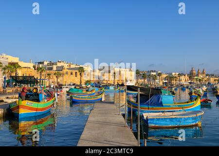 Port de village de pêcheurs Marsaxlokk à Malte, bateaux maltais traditionnels de Luzzu et horizon. Banque D'Images