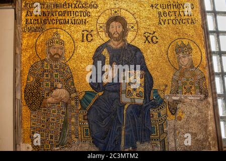 Mosaïque byzantine de Jésus Christ avec l'empereur Constantine IX Monomachos et l'impératrice Zoe Porphyrogenita dans le temple Sainte-Sophie à Istanbul, Turquie. Banque D'Images