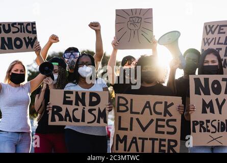 Des gens de différentes cultures et races protestent dans la rue pour l'égalité des droits - des manifestants portant des masques au visage pendant la vie noire comptent camp de combat Banque D'Images