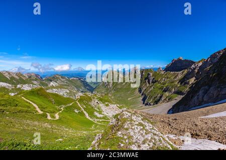 Vue imprenable sur le massif de l'Alpstein depuis Rotsteinpass, vers la vallée de Wasserauen sur le sentier de randonnée vers Santis (Saentis), canton de Saint-Gall, Appenzell, Banque D'Images