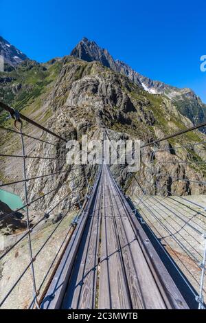 Vue imprenable sur le pont de Trift, pont suspendu sur le glacier Triftsee, à Gimsel, dans l'Oberland bernois, dans le Switherland. Banque D'Images