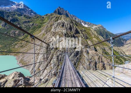 Vue à couper le souffle sur le pont Trift, pont suspendu au-dessus du glacier Triftsee, à Gimsel, dans l'Oberland bernois, dans le Switherland. Banque D'Images