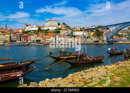 Porto, Portugal la vieille ville de Riberia est un paysage urbain avec le pont Dom Lusi et le fleuve Douro avec les bateaux traditionnels Rabelo Banque D'Images