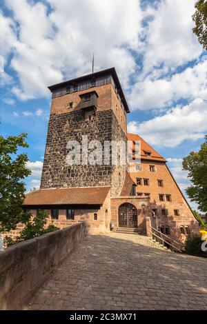 Vue sur la tour pentagonale et les écuries impériales du château de Nuremberg, un groupe de bâtiments fortifiés médiévaux sur une crête de grès à Nuremberg, Bava Banque D'Images