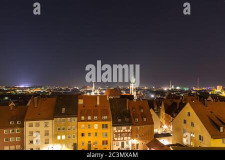 Vue nocturne sur Nuremberg depuis le château sur la colline, Bavière, Allemagne Banque D'Images