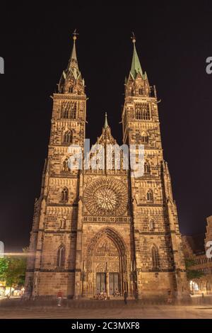 Vue nocturne de l'église Saint-Laurent, église médiévale de l'ancienne ville impériale libre, dans la vieille ville de Nuremberg, Bavière, Allemagne Banque D'Images