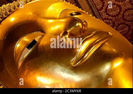 Statue de Bouddha thaï fabriquée à la main, fond de Grunge Banque D'Images