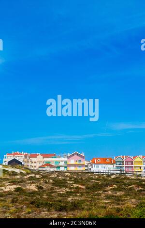 Costa Nova, Portugal: Maisons de plage colorées à rayures appelées Palheiros à côté de la côte atlantique près d'Aveiro. Banque D'Images