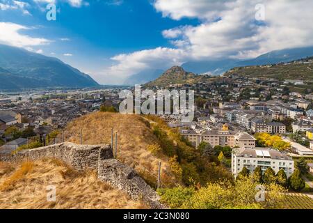Vue aérienne de la vieille ville de Sion depuis le château de Tourbillon, canton du Valais, Suisse Banque D'Images