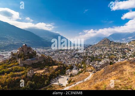 Vue aérienne de la vieille ville de Sion et de la basilique de la Valère depuis le château de Tourbillon par une journée ensoleillée, canton du Valais, Suisse Banque D'Images
